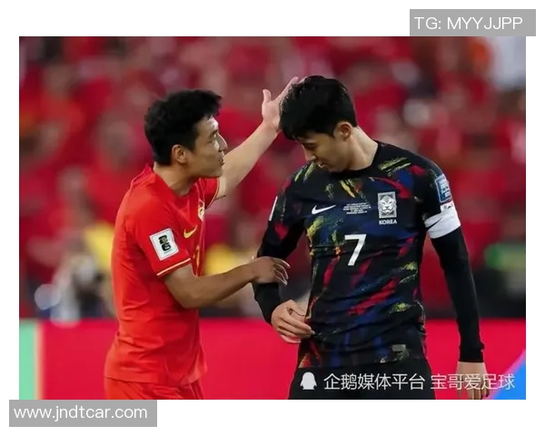 足球明星遭故意犯规被判罚点球引发热议 球迷纷纷讨论判罚公正性